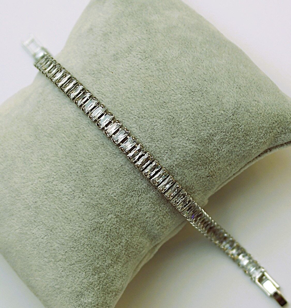 Gümüş Rengi Baget Taşlı Suyolu Bileklik TBL544