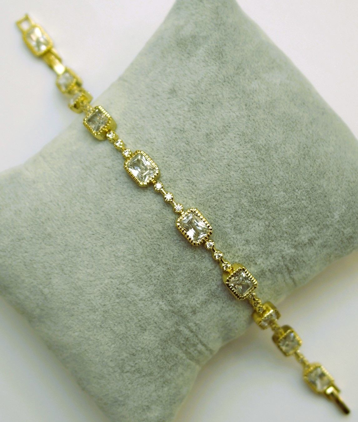 14 Ayar Altın Rengi Baget Taşlı Bileklik TBL429