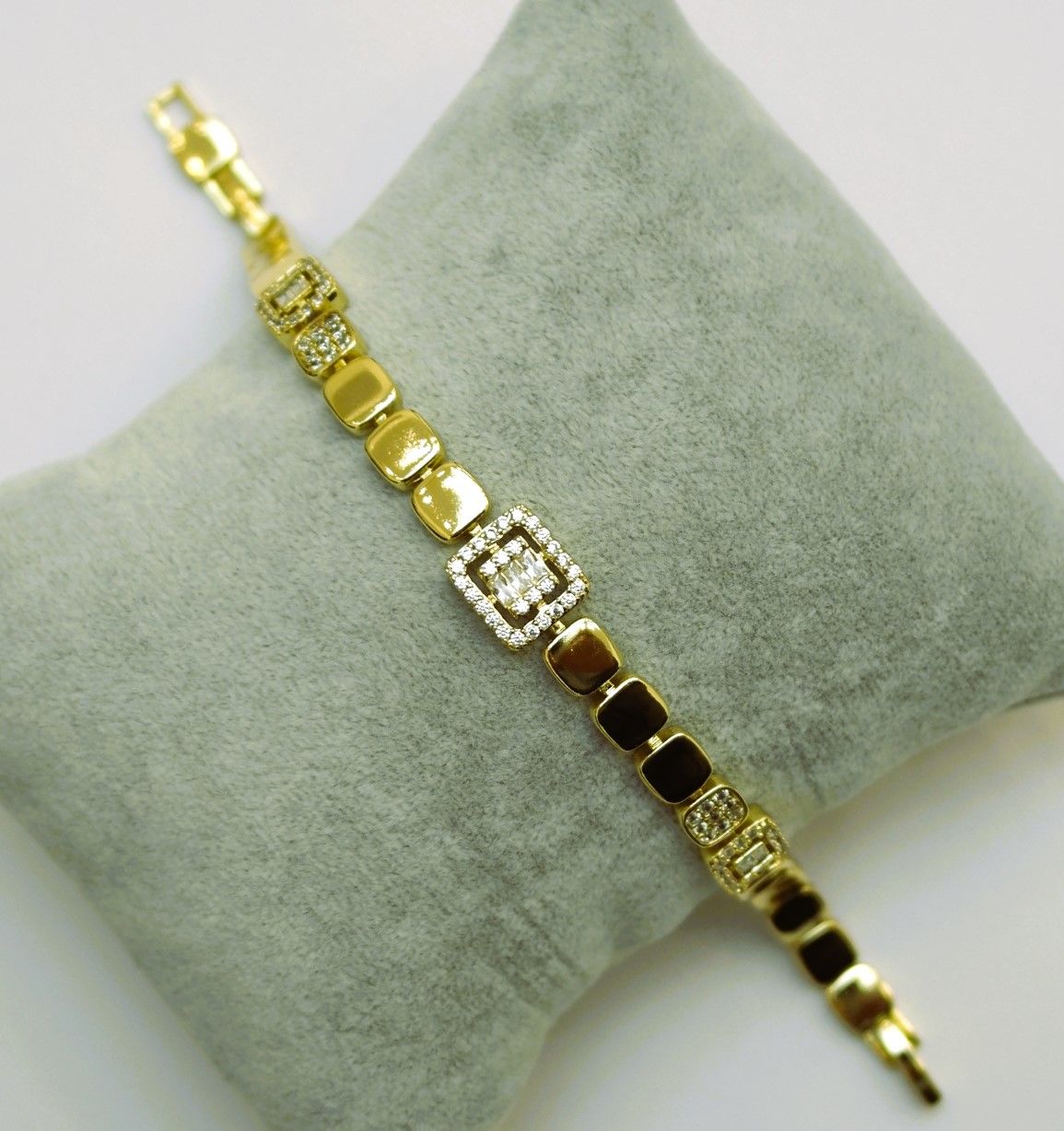 14 Ayar Altın Rengi Taşlı Bileklik TBL432